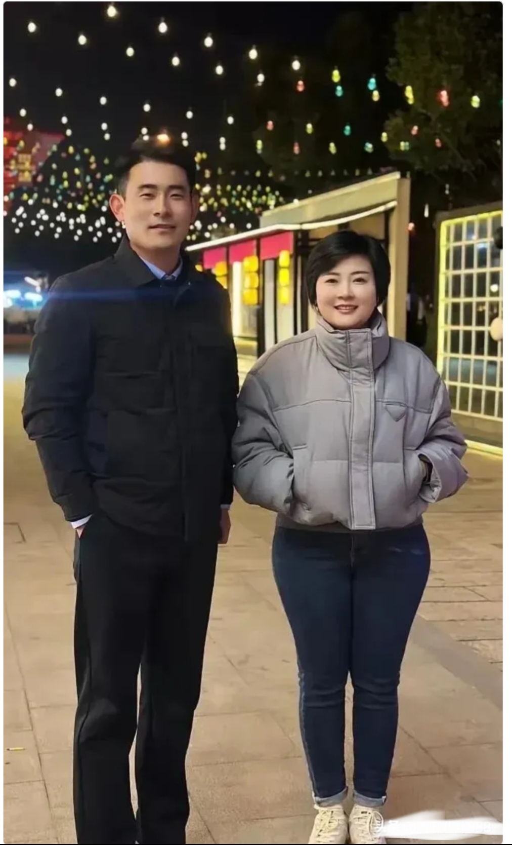 照片中的这位女孩,五官生得俊俏漂亮,而且颇具福相,很是旺夫