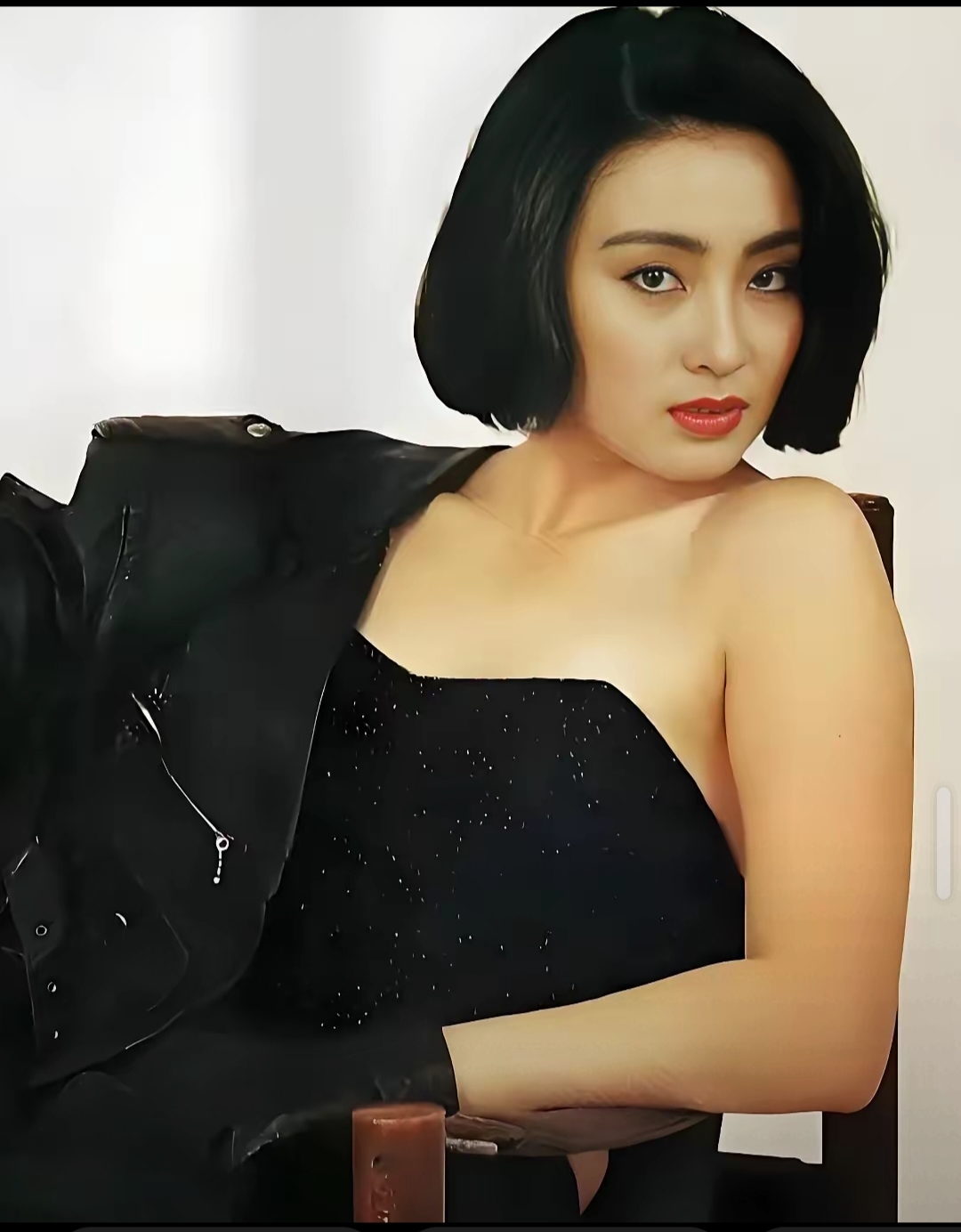 迅速走红,在演绎巅峰时期甚至盖过了李连杰的妻子 张敏个人资料张敏