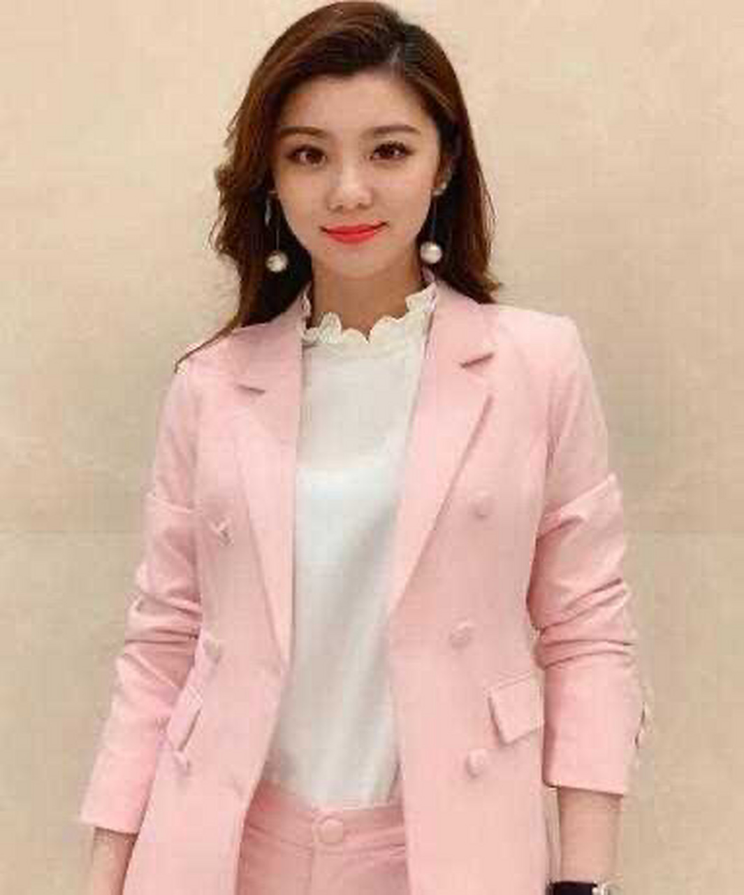 《王牌对王牌》的节目现场偶尔出现的美丽身影--王牌女郎费费(费沁雯)