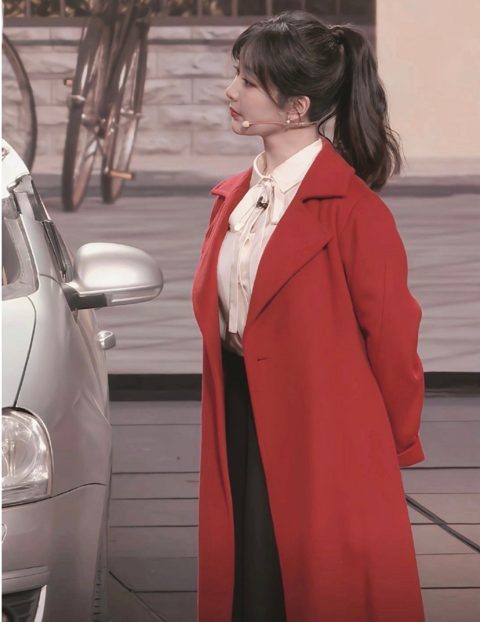 杨紫一身红色大衣登春晚,喜庆又显好气色,太好看了[比心][比心]