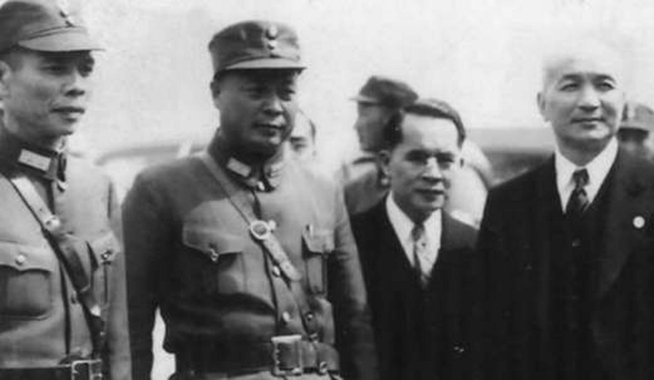 历史往事# 我们都知道"西北王"冯玉祥一生8次倒戈,史上也罕见,给后人