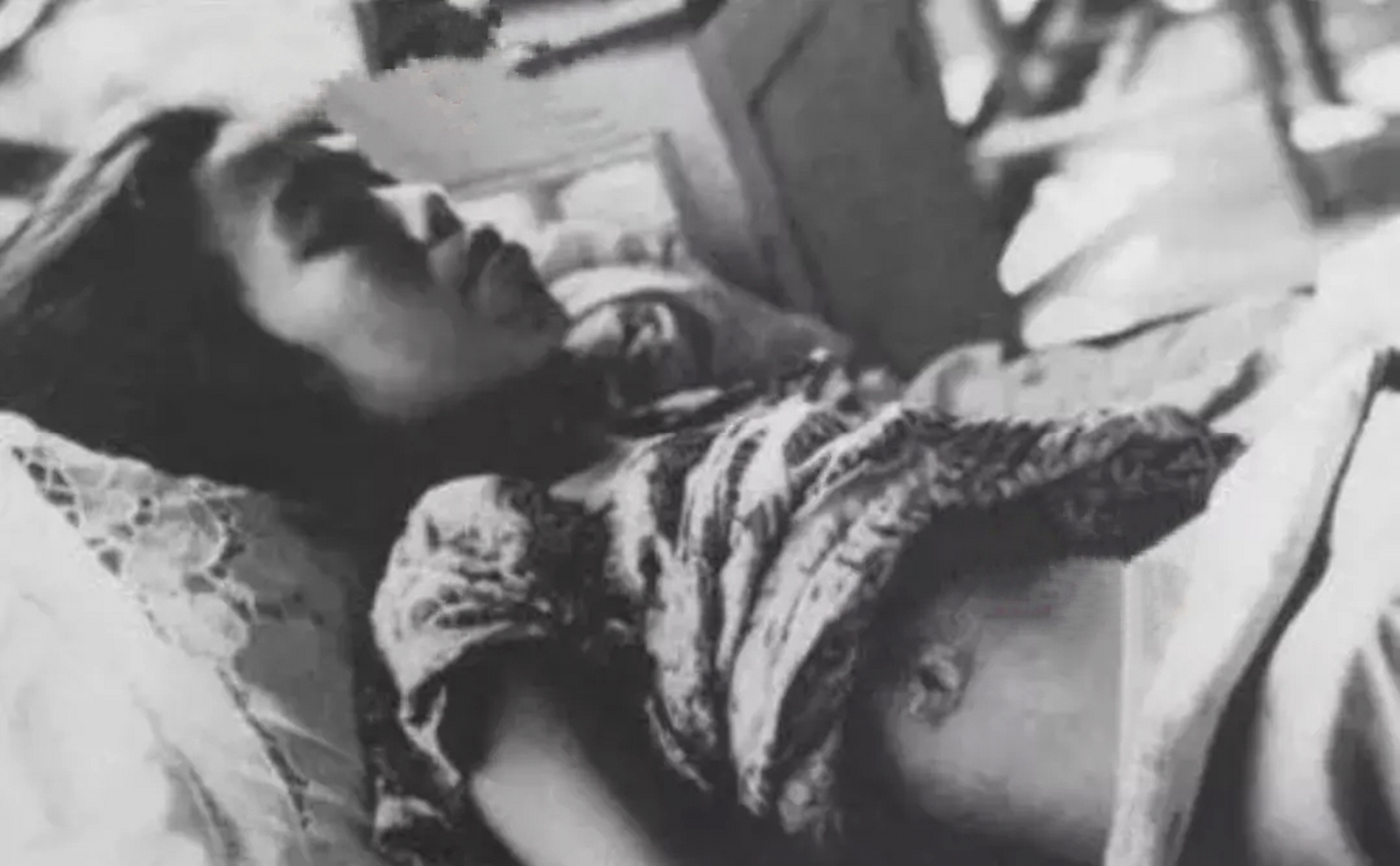 看到这张照片感觉太惨了,肚子上的弹孔清晰可见,看似安详的脸庞,其实