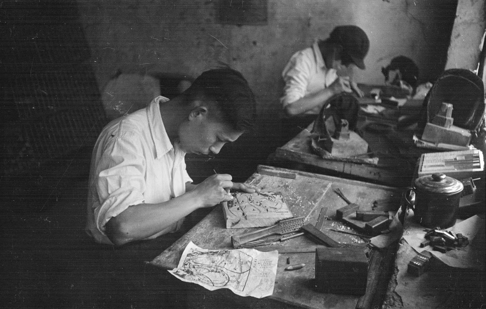 (1944)延安(中国),男子用凸版印刷机印刷报纸#三分钟讲历史# #珍贵的