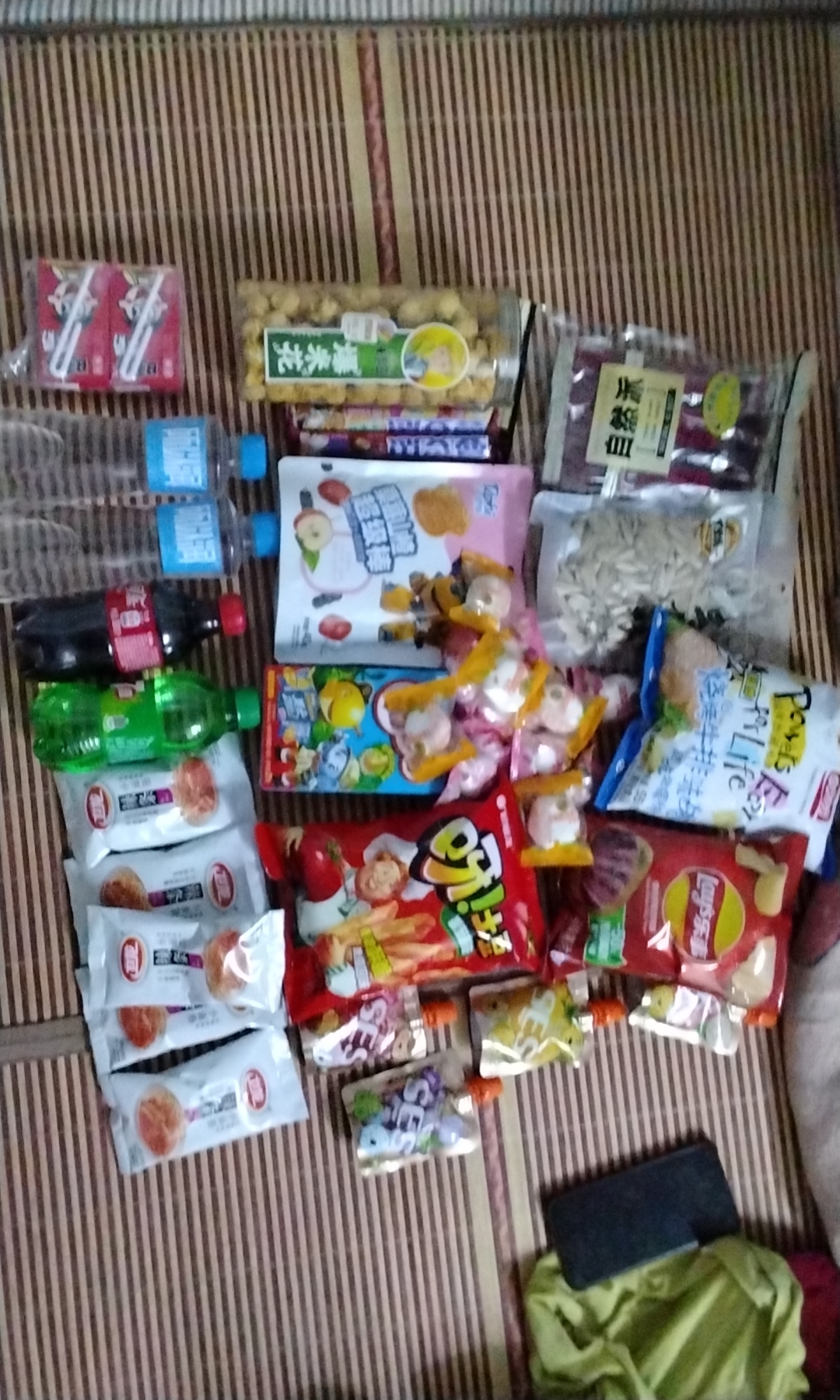 你们看我上学的时候,组织了一次春游我带的零食