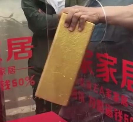 "天津,一男子和女友到商场逛街,遇拿金条挑战活动,男子成功将25斤金条