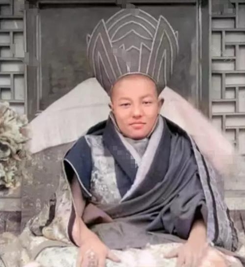 1943年,向国家捐献30架飞机,一万多张羊皮的五世嘉木样活佛——丹贝坚
