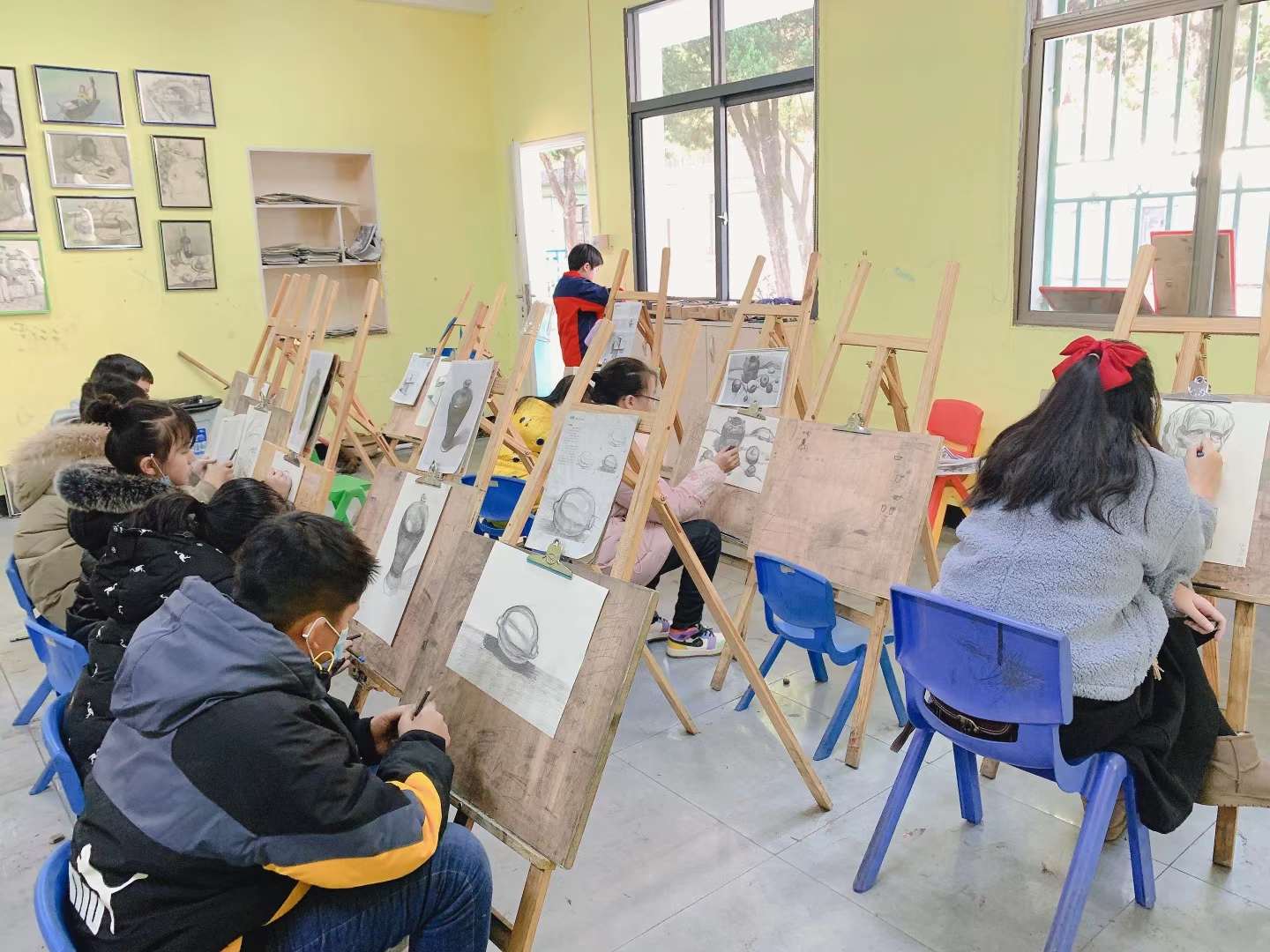 今日的艺术课堂,孩子们围坐一桌,色彩与创意在指尖跳跃.