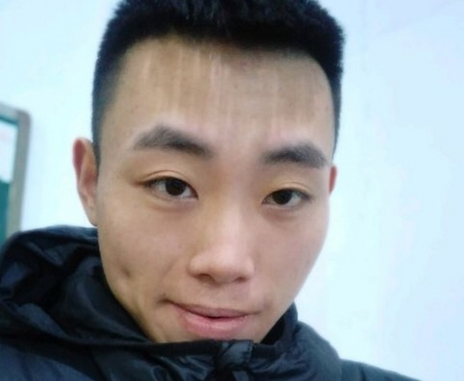 面相来看,眉毛成三角状,相学里为三角眉,性格刚毅果决,遇到挫折想方设