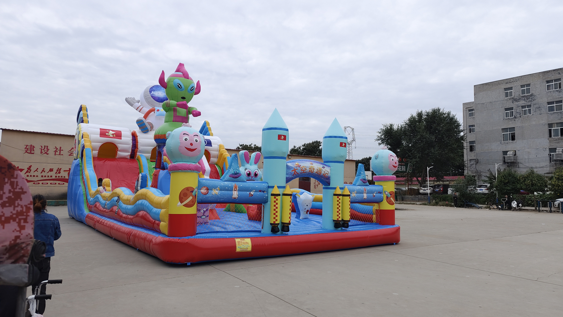 新款网红充气城堡蹦蹦床攀岩滑滑梯淘气包现货太空奇遇记户外大型游乐