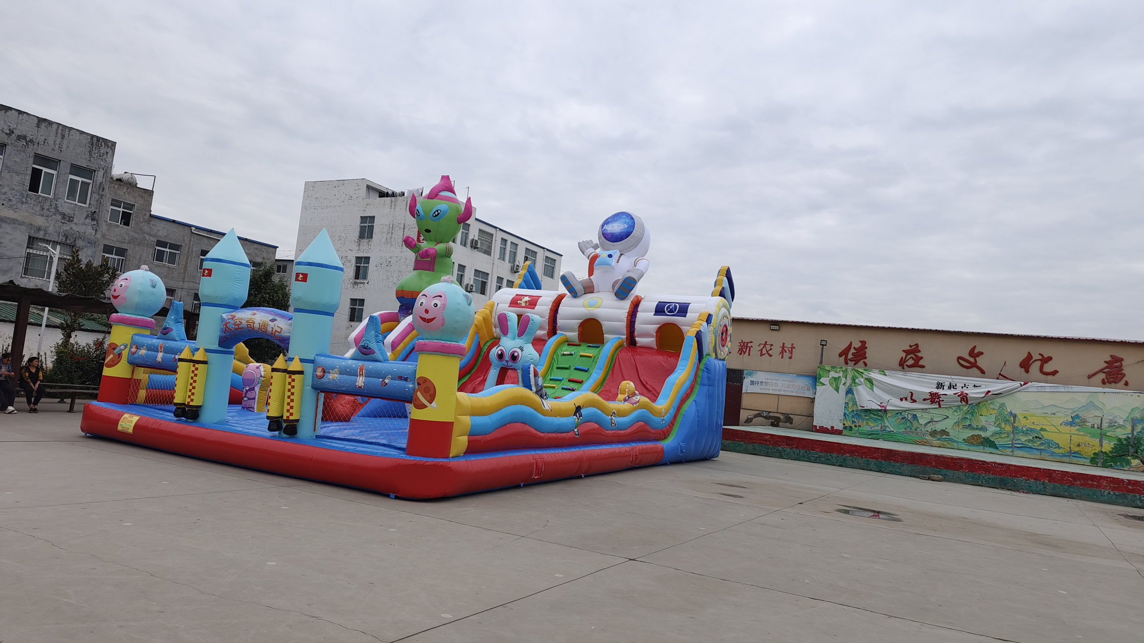 新款网红充气城堡蹦蹦床攀岩滑滑梯淘气包现货太空奇遇记户外大型游乐