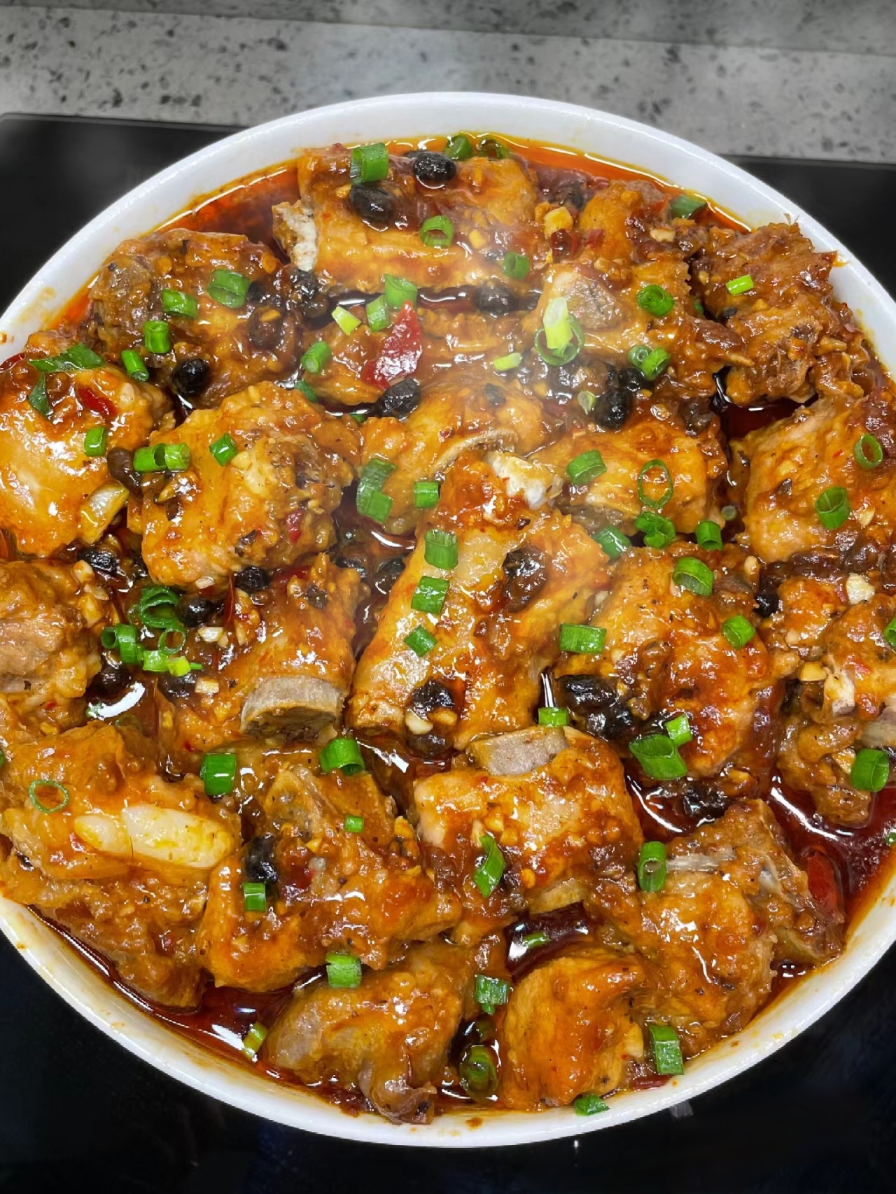 《豆豉蒸排骨》 食材 黑猪排骨,香芋,豆豉,柱侯酱,姜葱蒜 做法 1.