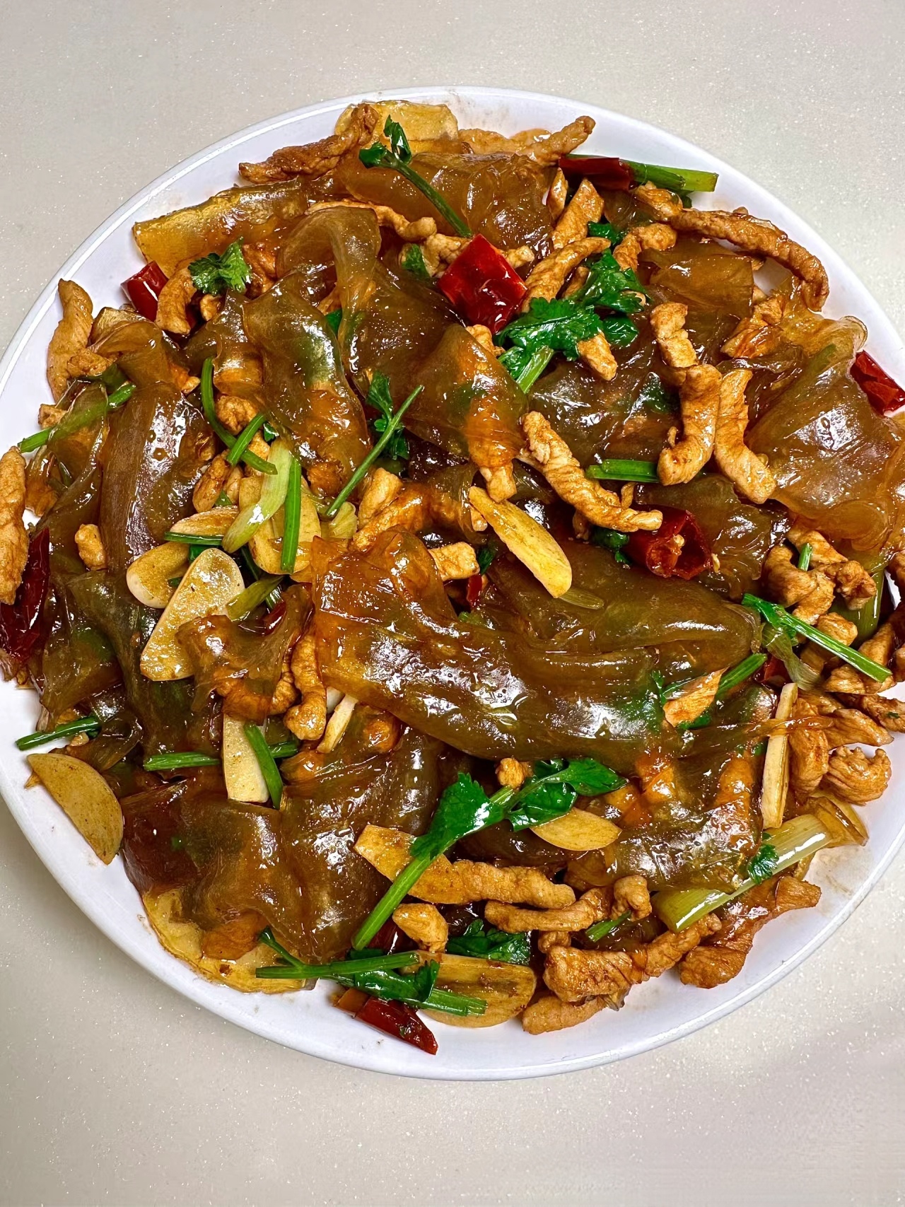 《拉皮炒肉丝》 	 准备食材:拉皮,肉丝,干辣椒,花椒,葱,姜 	拉皮切宽