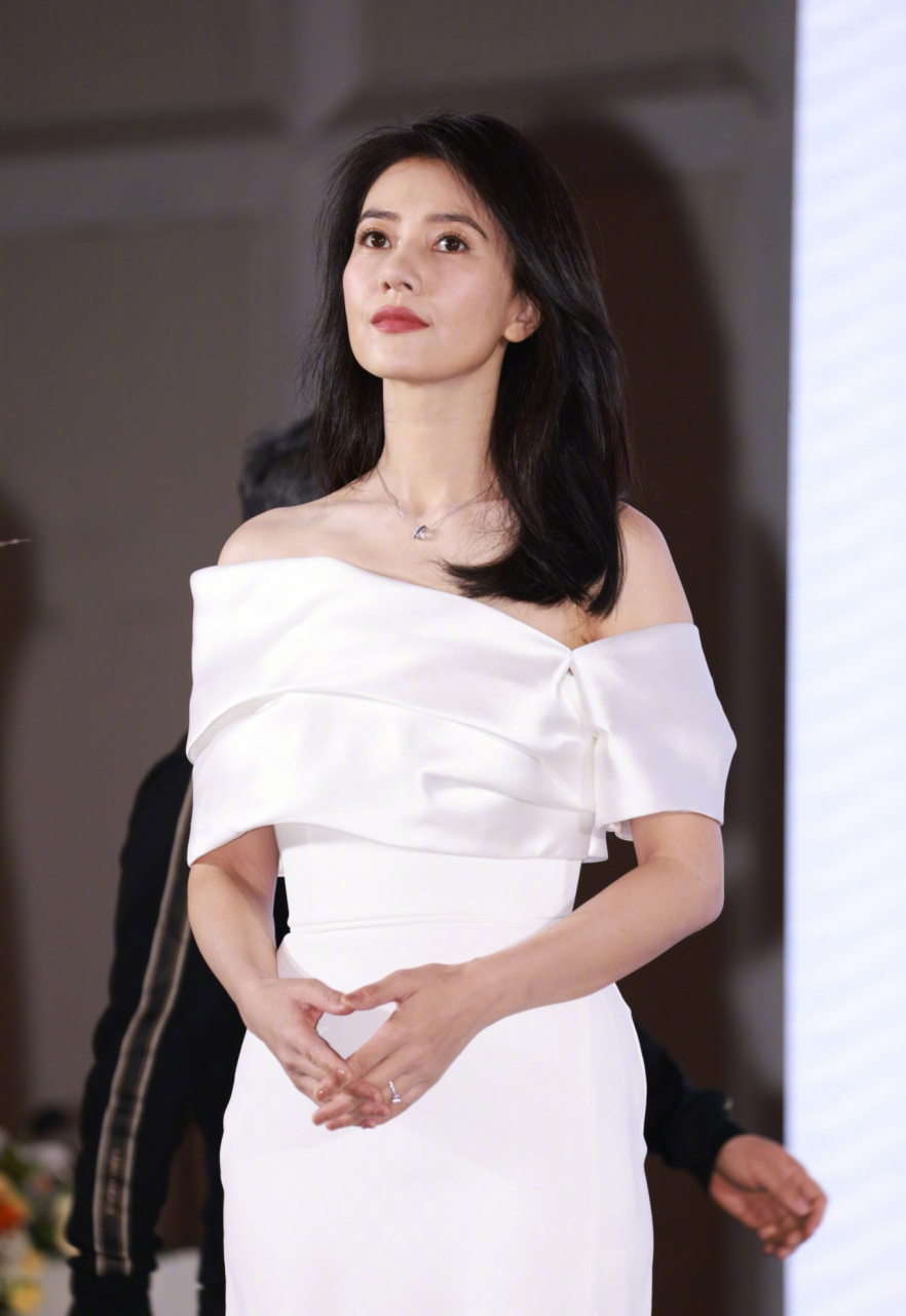 高圆圆露肩白裙优雅知性,生图状态极佳