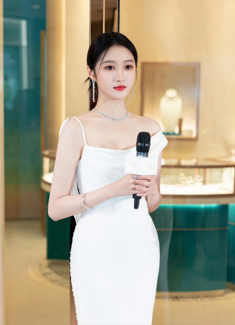 关晓彤白色礼服和黑色礼服,哪套更惊艳?