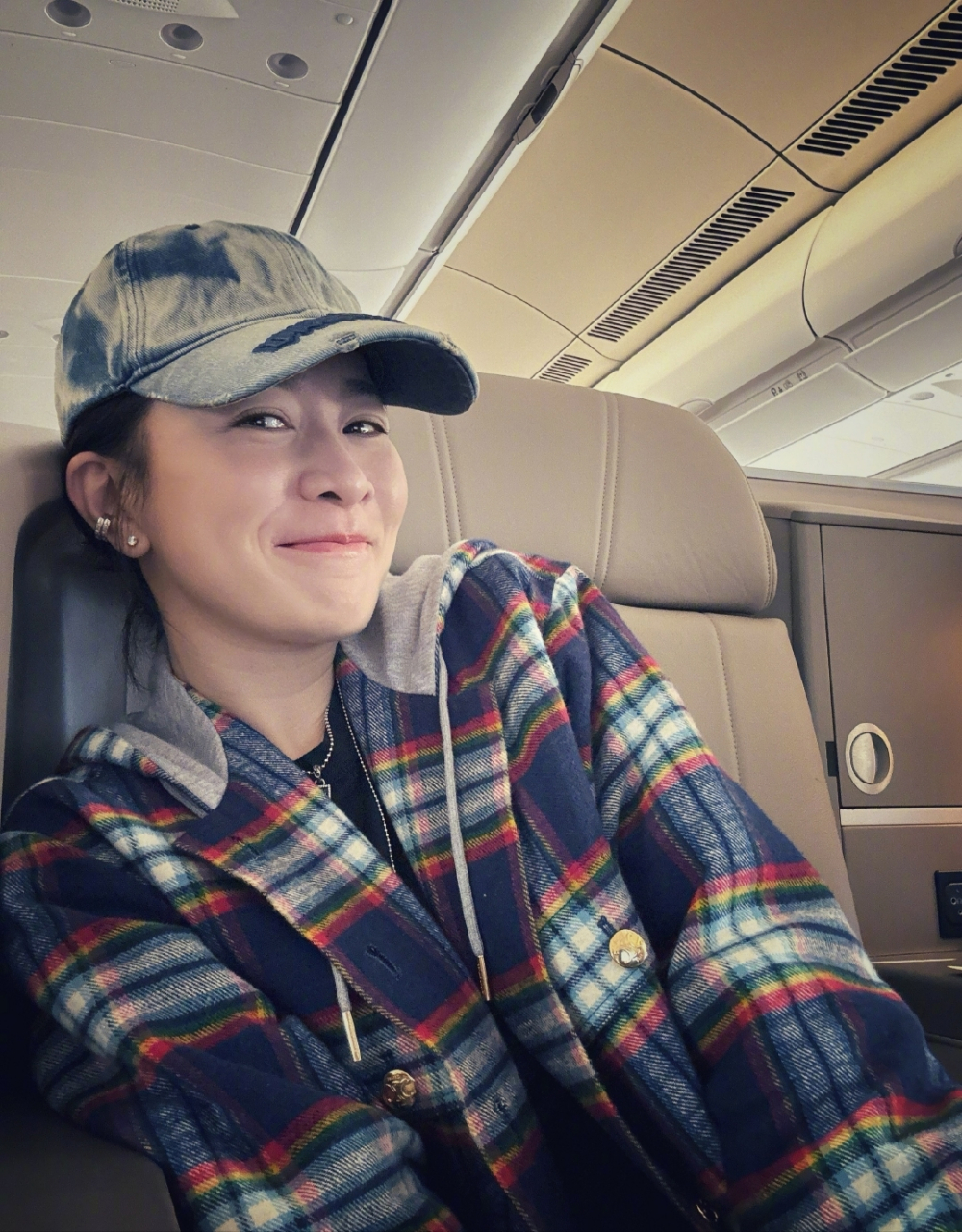 佘诗曼素颜自拍照,皮肤状态极佳