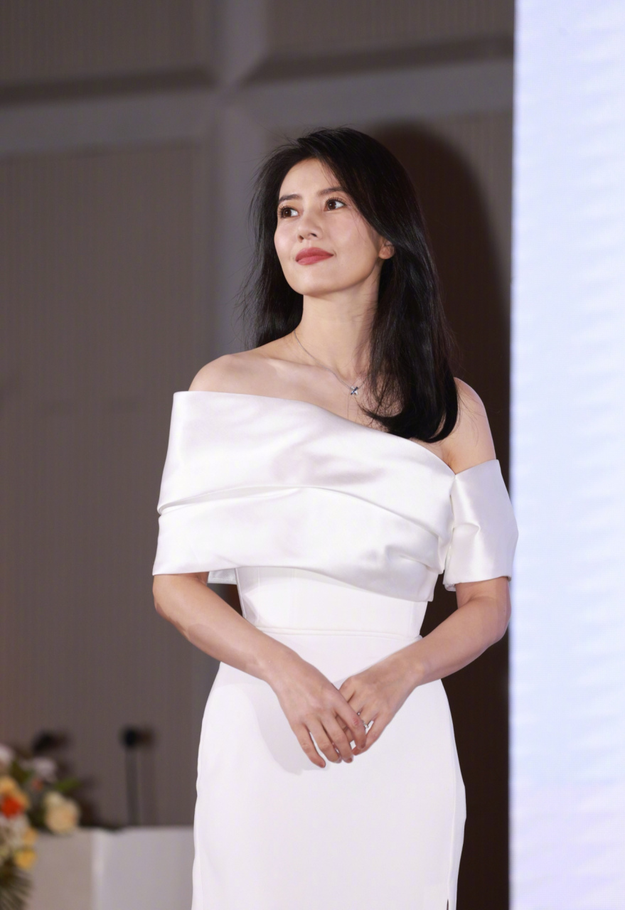 高圆圆露肩白裙优雅知性,生图状态极佳
