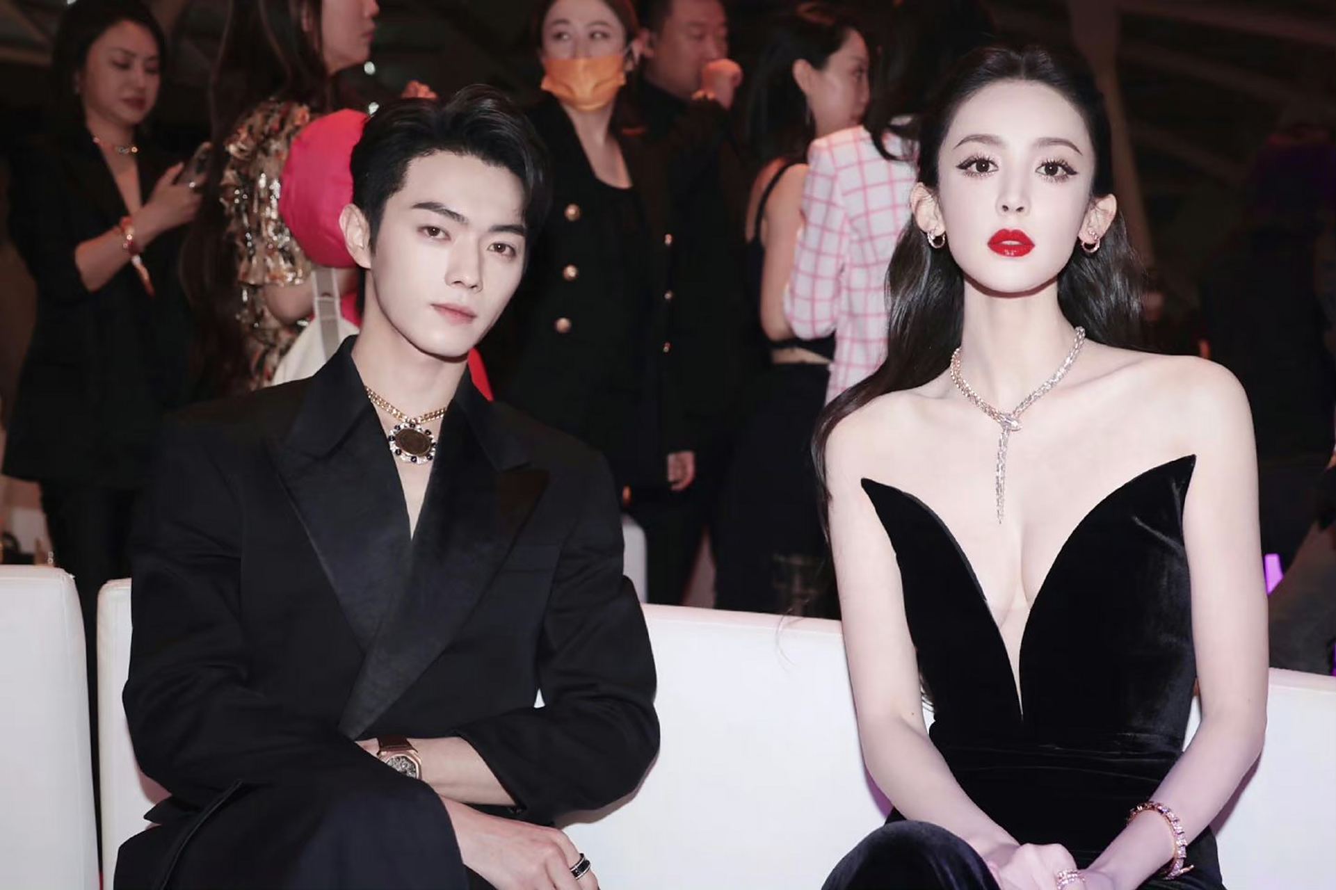 许凯和古力娜扎同框合影,男俊女靓,好养眼