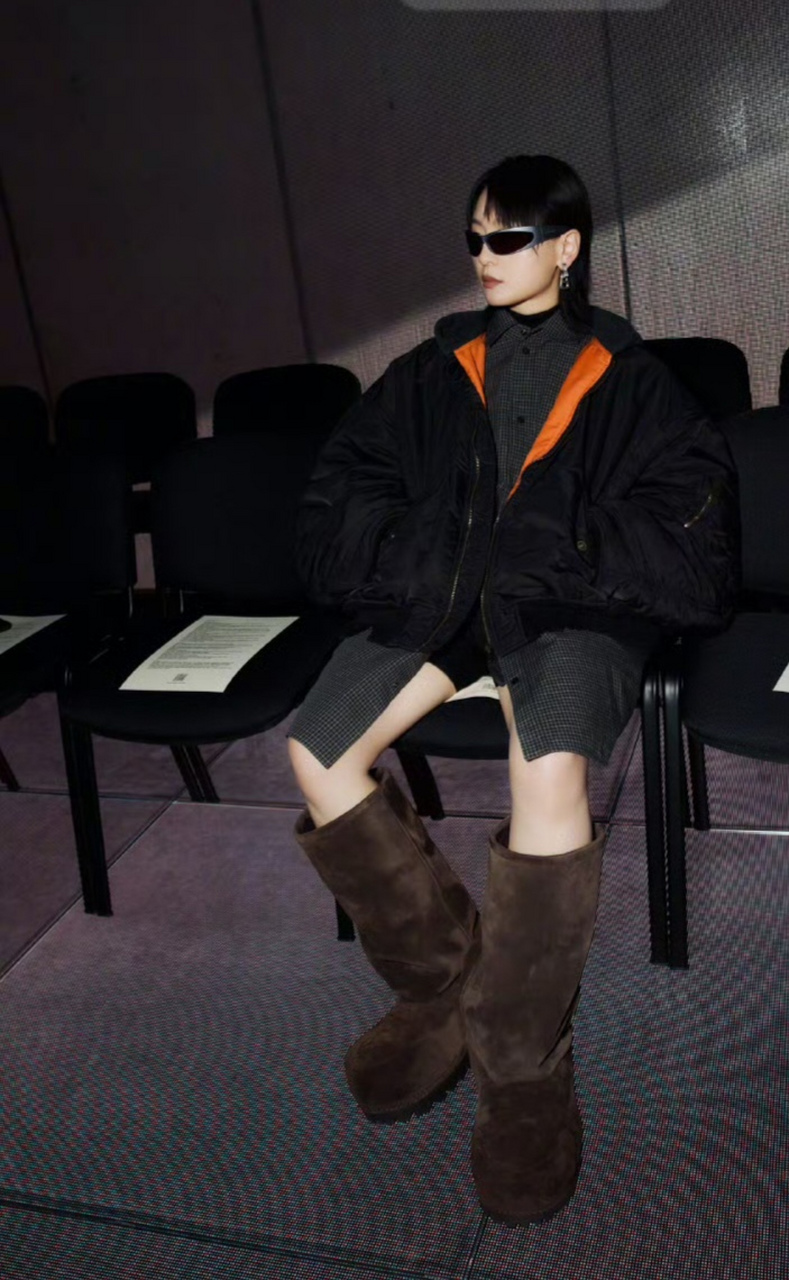 周笔畅脚上的靴子很特别