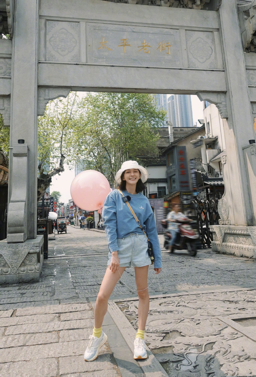 陈意涵湖南长沙打卡,这腿长目测一米八的感觉