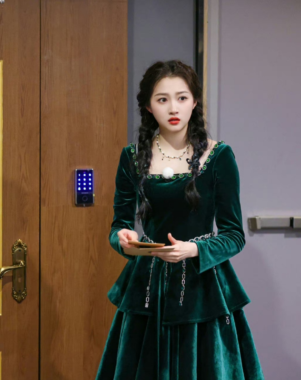 关晓彤墨绿色宫廷造型,像端庄的小公主