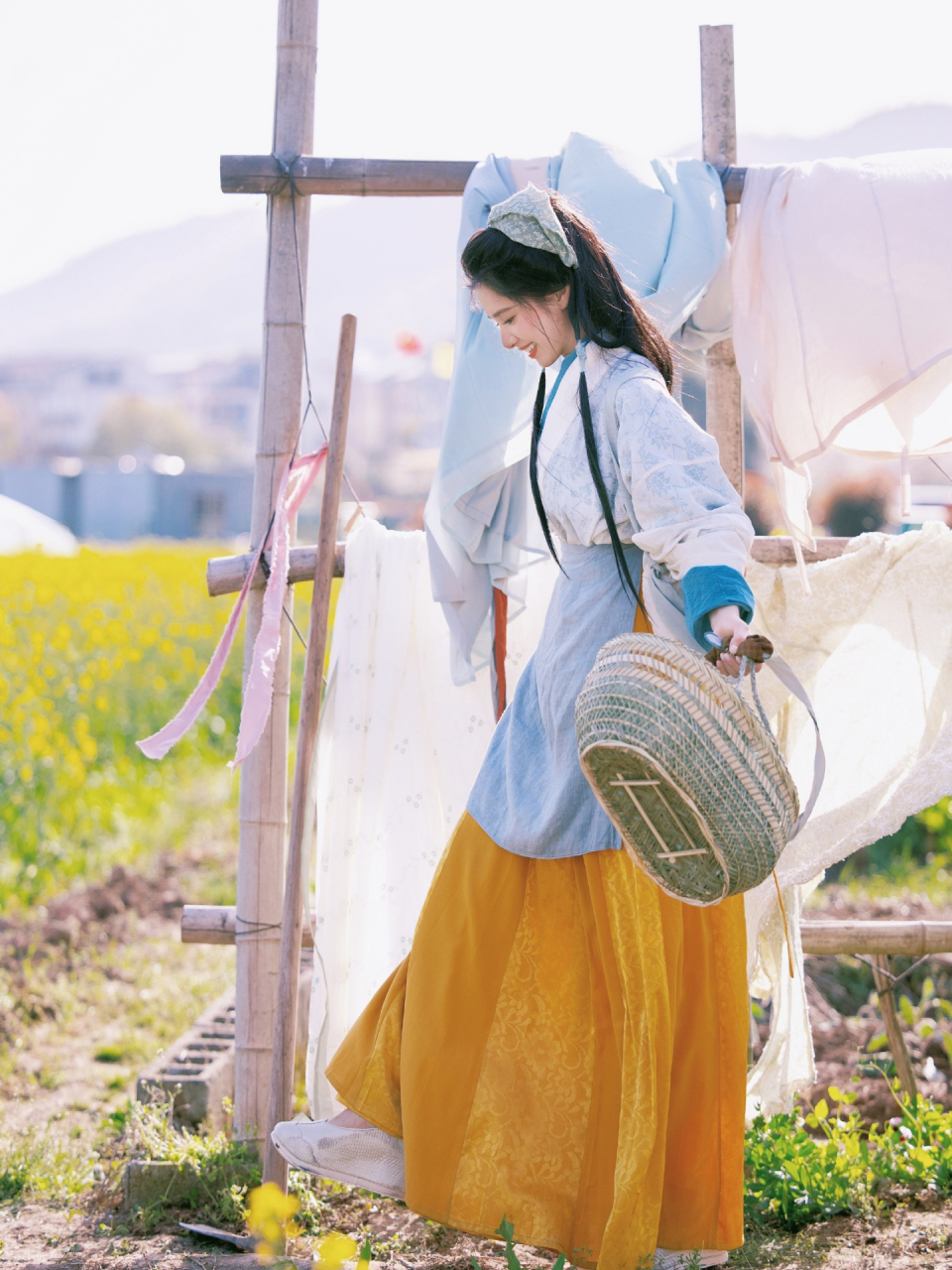 张婧仪的村姑造型,美得让人窒息.