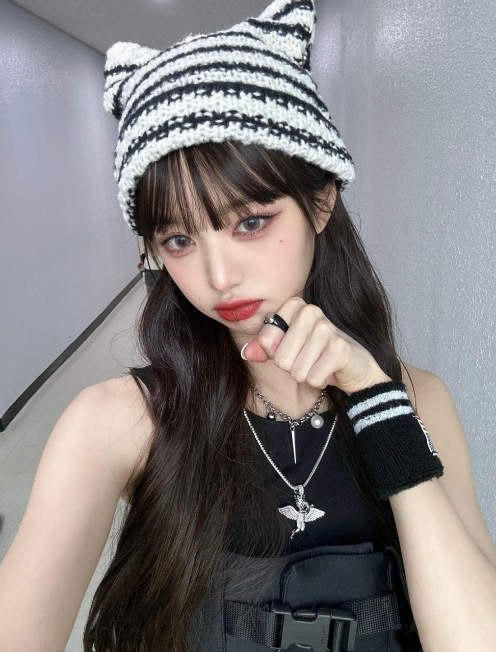 张元英晒猫猫头自拍,甜美可爱