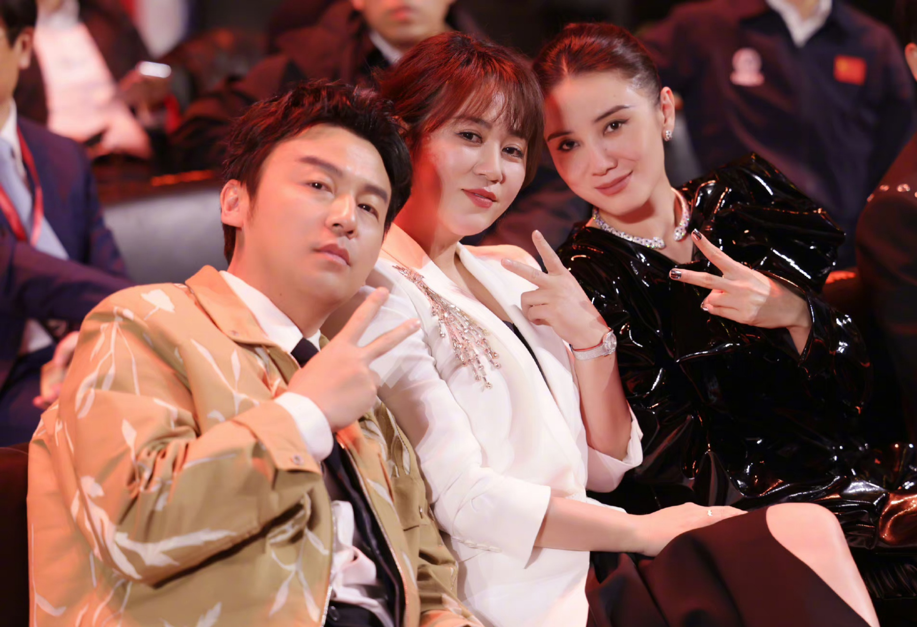 雷佳音与马丽,宋佳同框比耶,有被萌到吗?