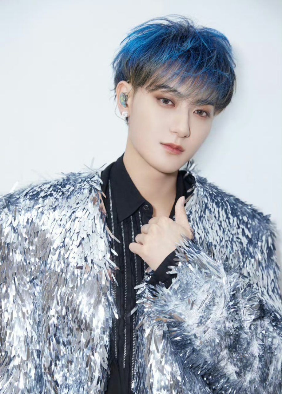 黄子韬演唱会蓝色挑染造型,帅炸了.