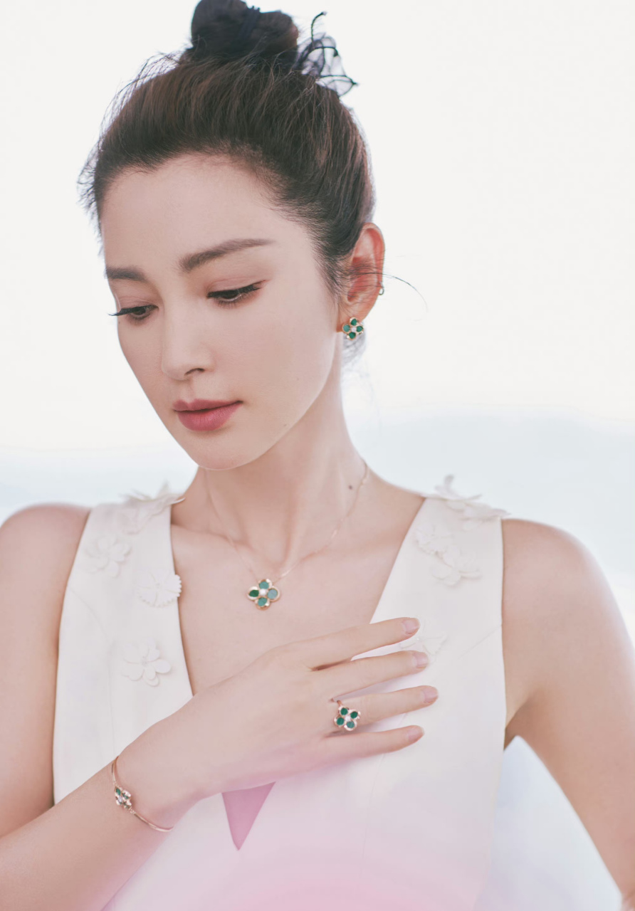 李冰冰一抹吊带白裙,气场全开