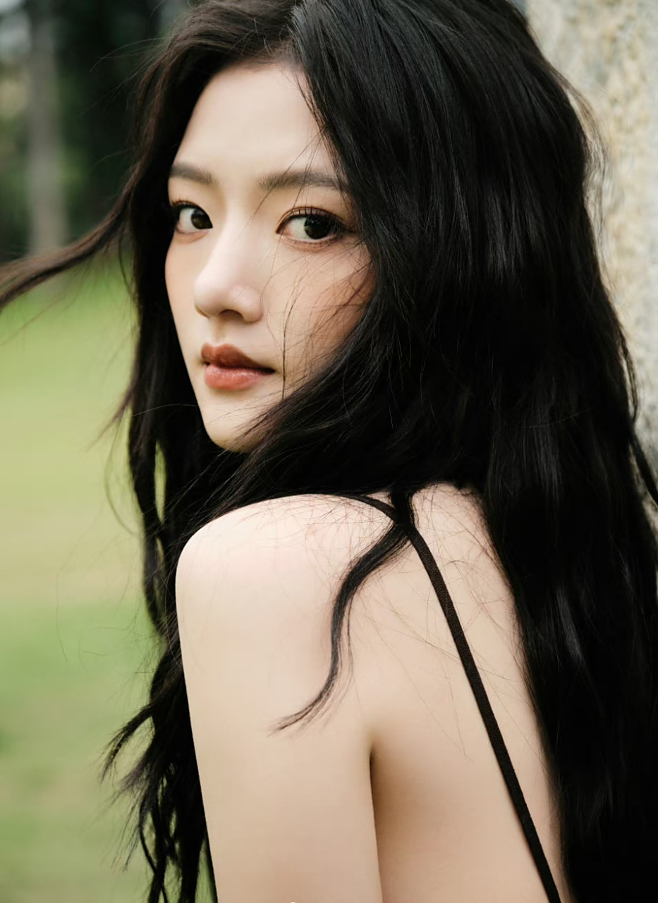 任敏身穿棕色吊带长裙,带着一点小性感