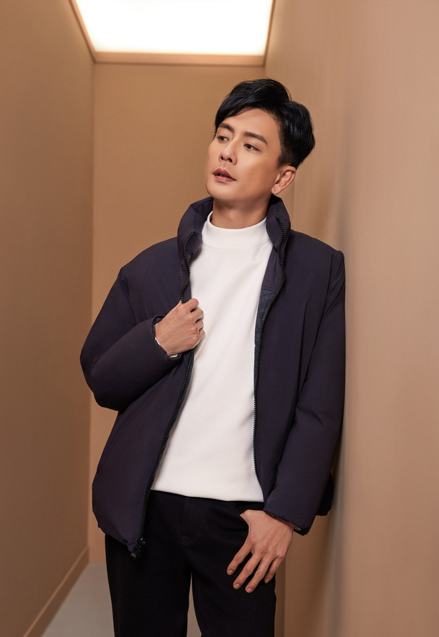 黄宗泽身穿双面夹克,太帅气了