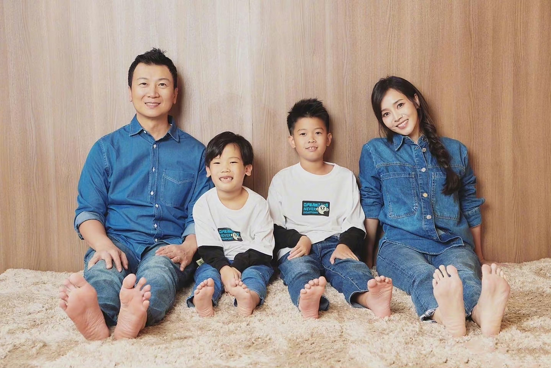 侯佩岑发文庆祝与老公结婚12周年,一家四口好幸福