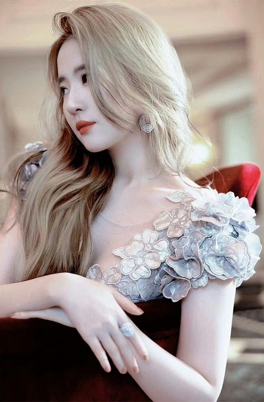 刘亦菲金色发型像芭比娃娃