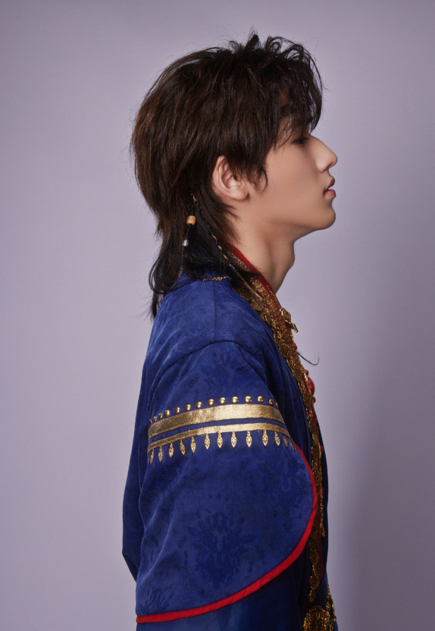 宋亚轩的颜值超高,但喉结更迷人