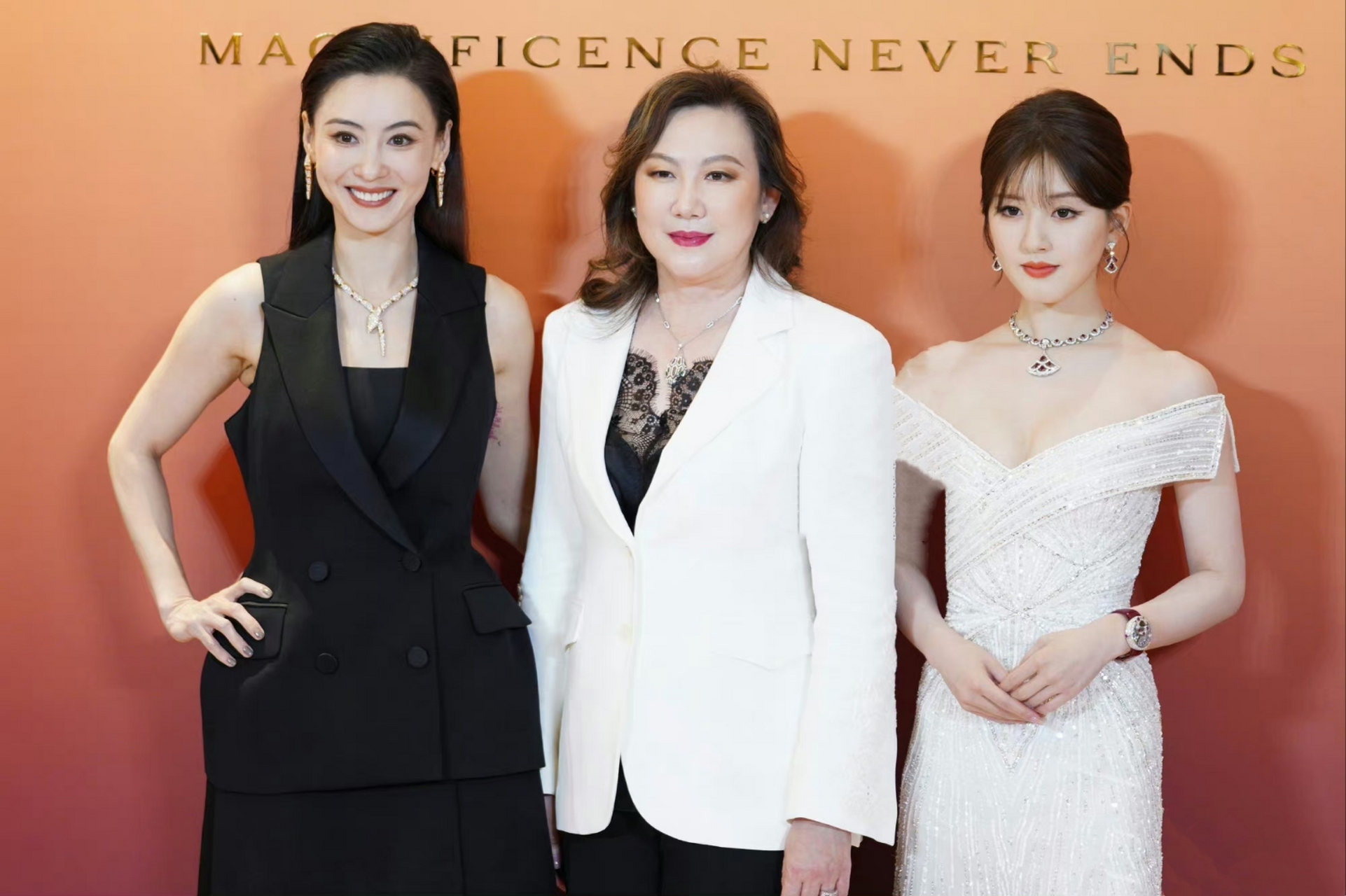 张柏芝和赵露思同框,美女颜值都很养眼