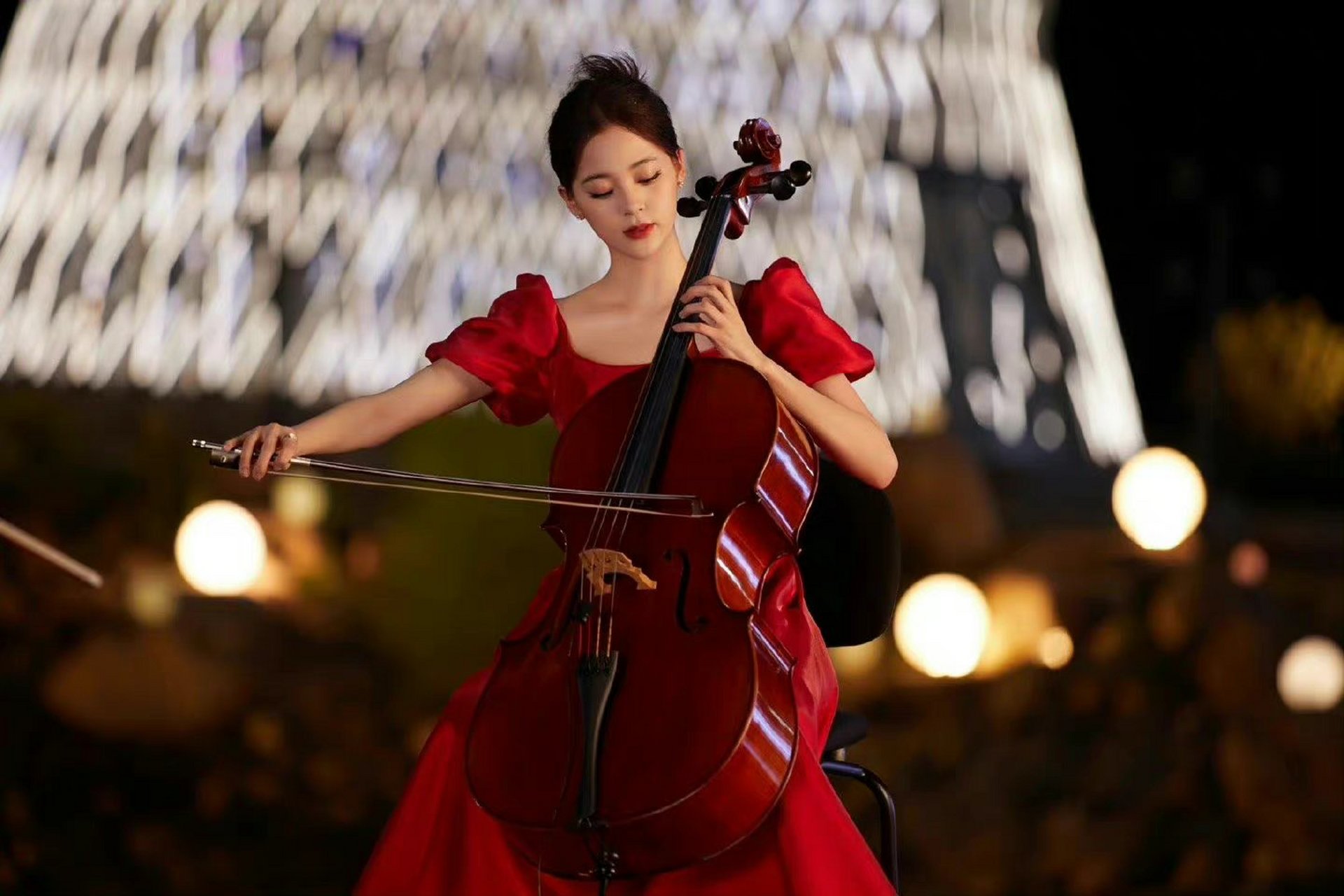 欧阳娜娜拉琴的样子像在发光一样,魅力十足