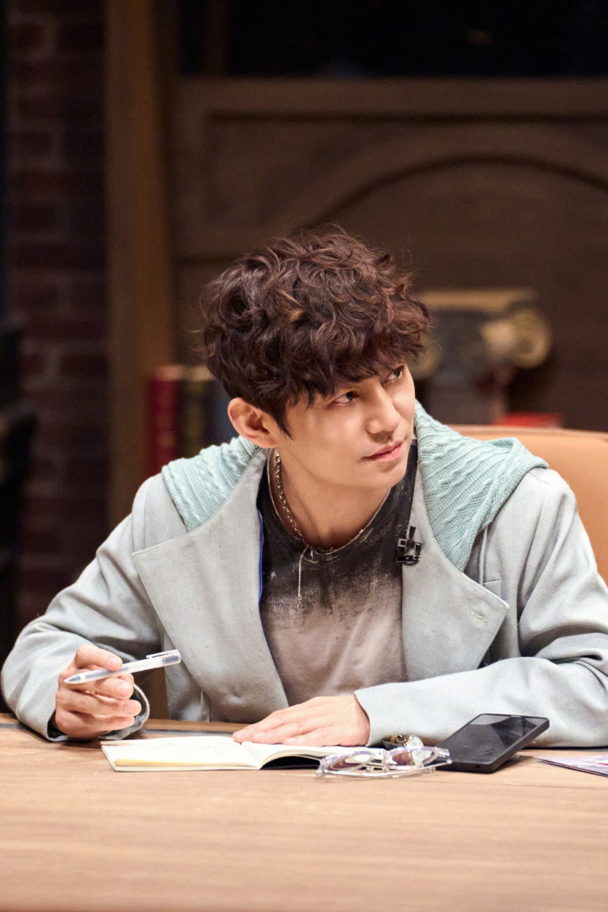 何炅的卷发造型有点萌萌哒