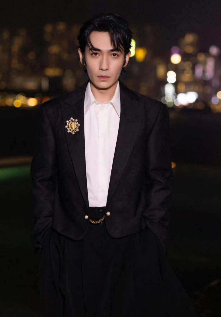 lv大秀朱一龙穿裙子和靴子了