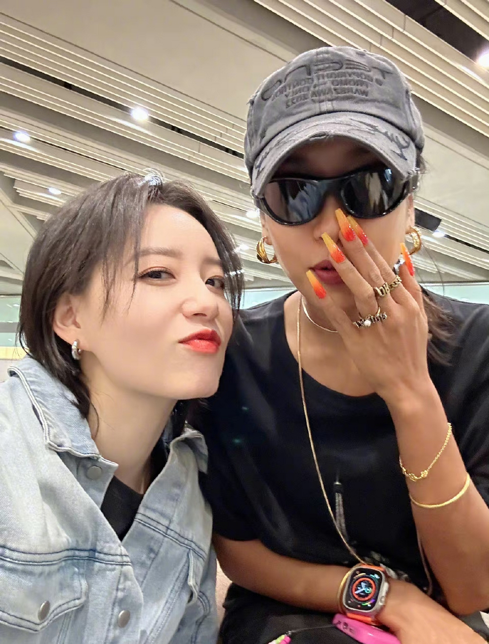 李斯丹妮和吉克隽逸同框合影,就是黑白配