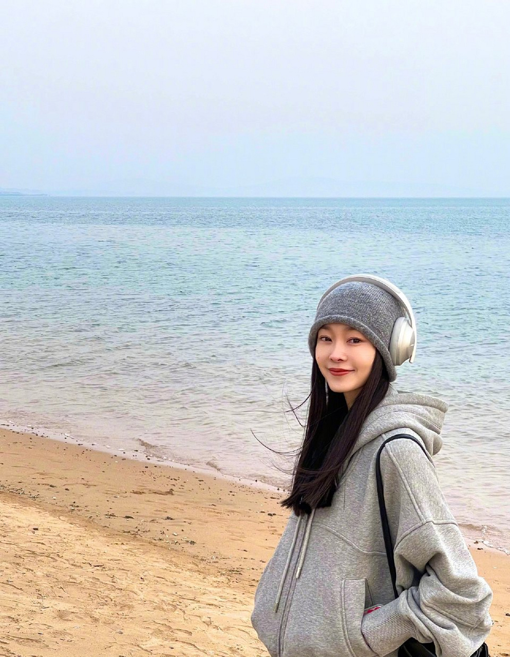 宋轶晒海边沙滩照,恋爱中的女人越来越美了