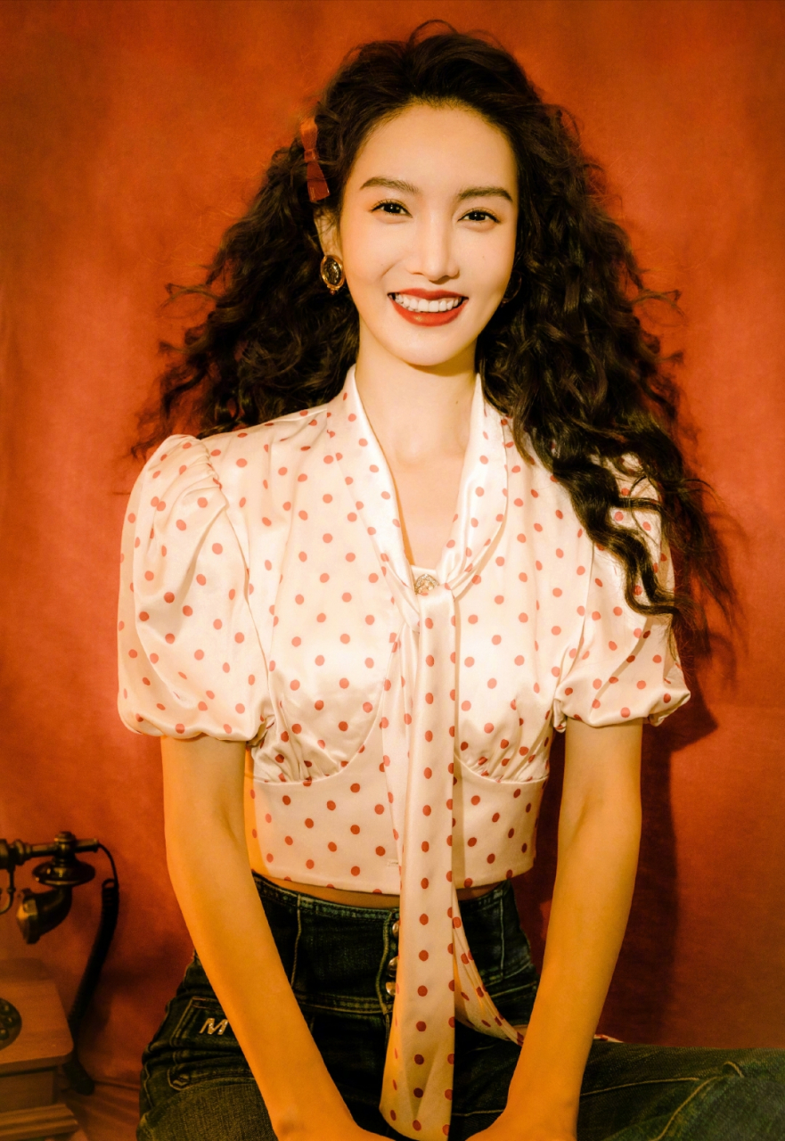 金晨大波浪羊毛卷发型,很有港风味