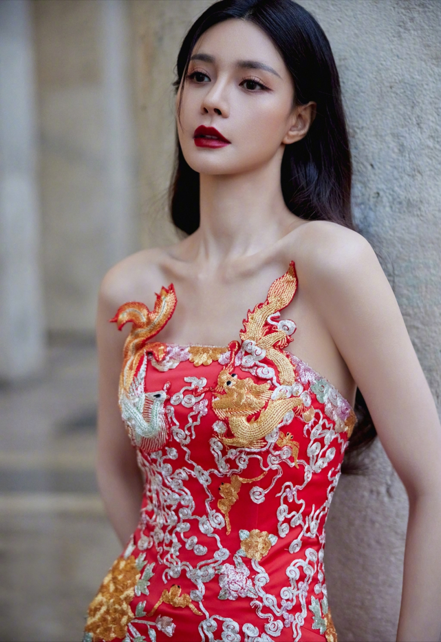 沈梦辰身穿新中式龙凤袍红裙,成为巴黎时装周的亮点