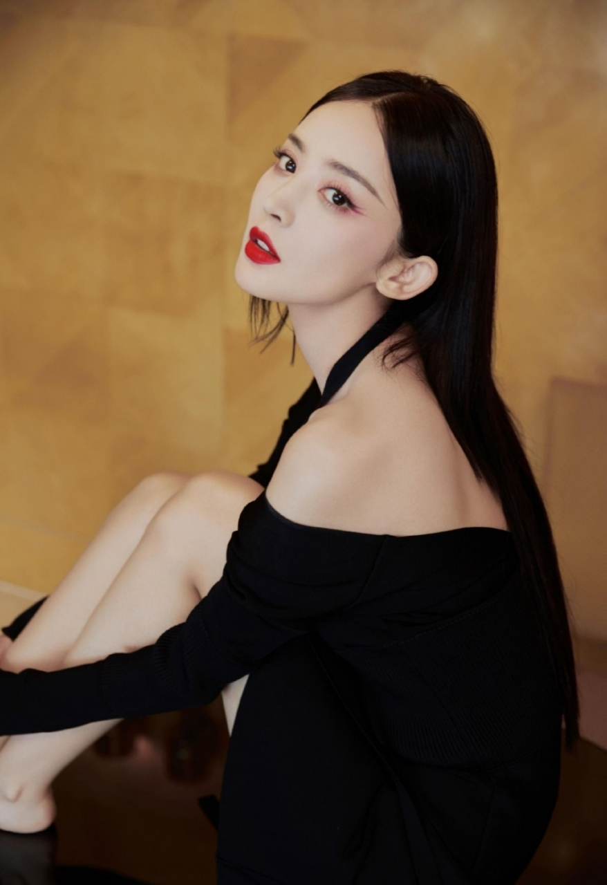 古力娜扎的眼妆魅惑又迷人