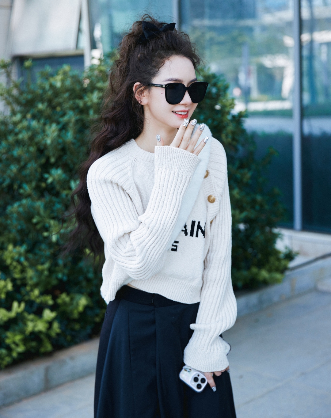 戚薇高马尾羊毛卷发型,显得整个人元气满满