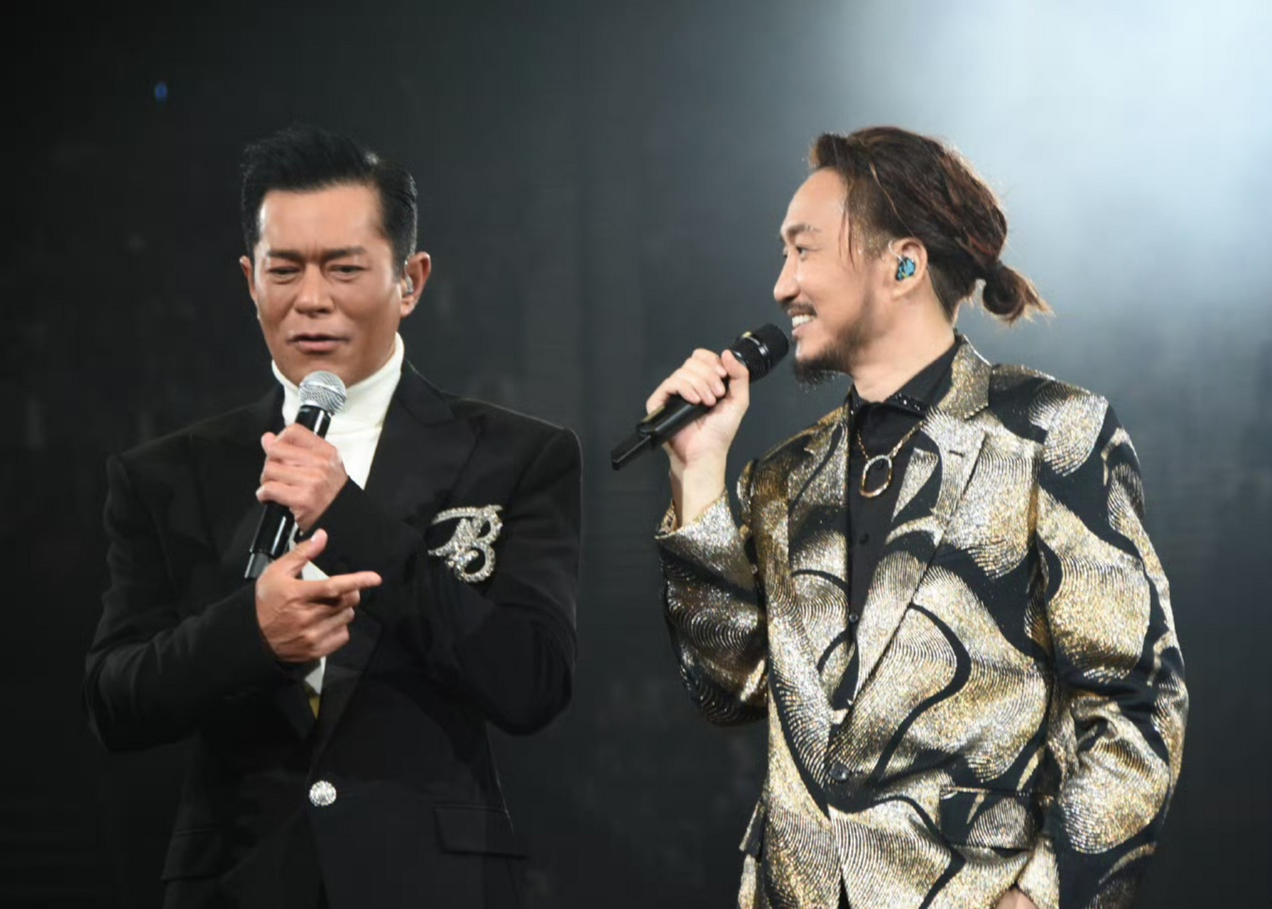 古天乐现身郑中基演唱会,二位同框,魅力值飙升