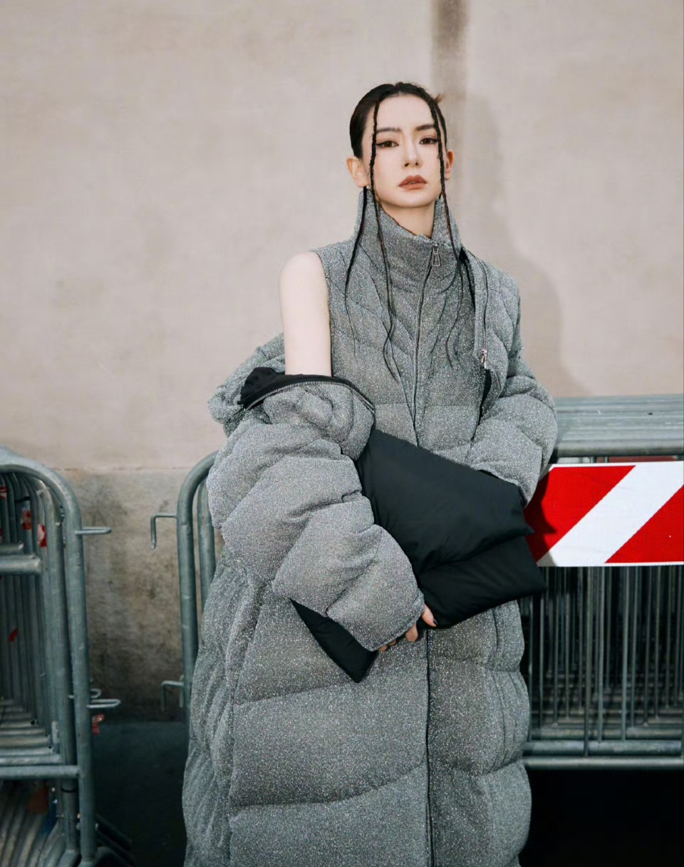 戚薇龙须辫发型搭配长款羽绒服,轻松拿捏时尚