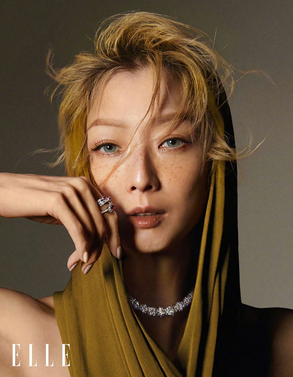 郑秀文elle 六月刊封面大片,雀斑造好经典