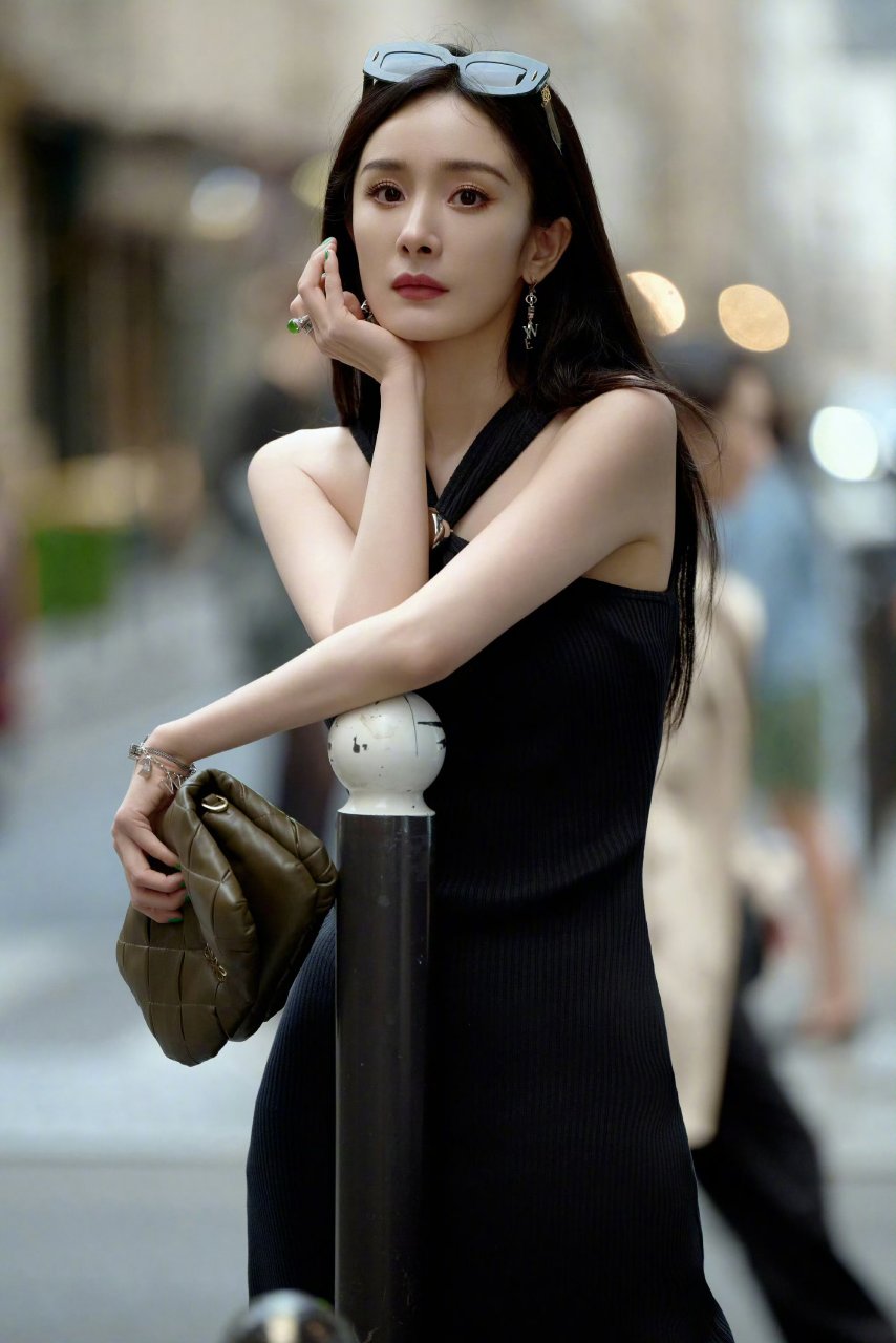 杨幂巴黎街拍,美得轻轻松松