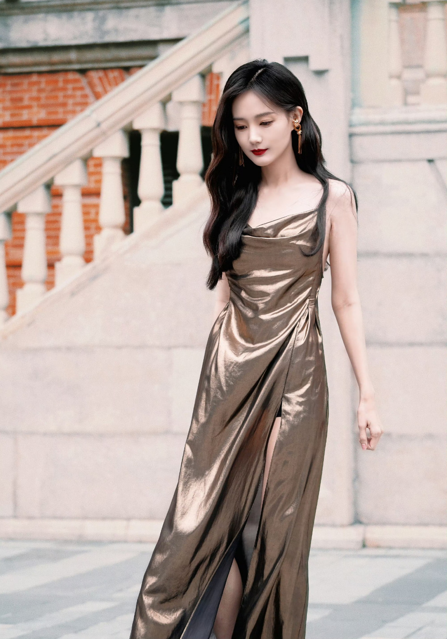 李一桐这个裙子很适合劈叉吧?