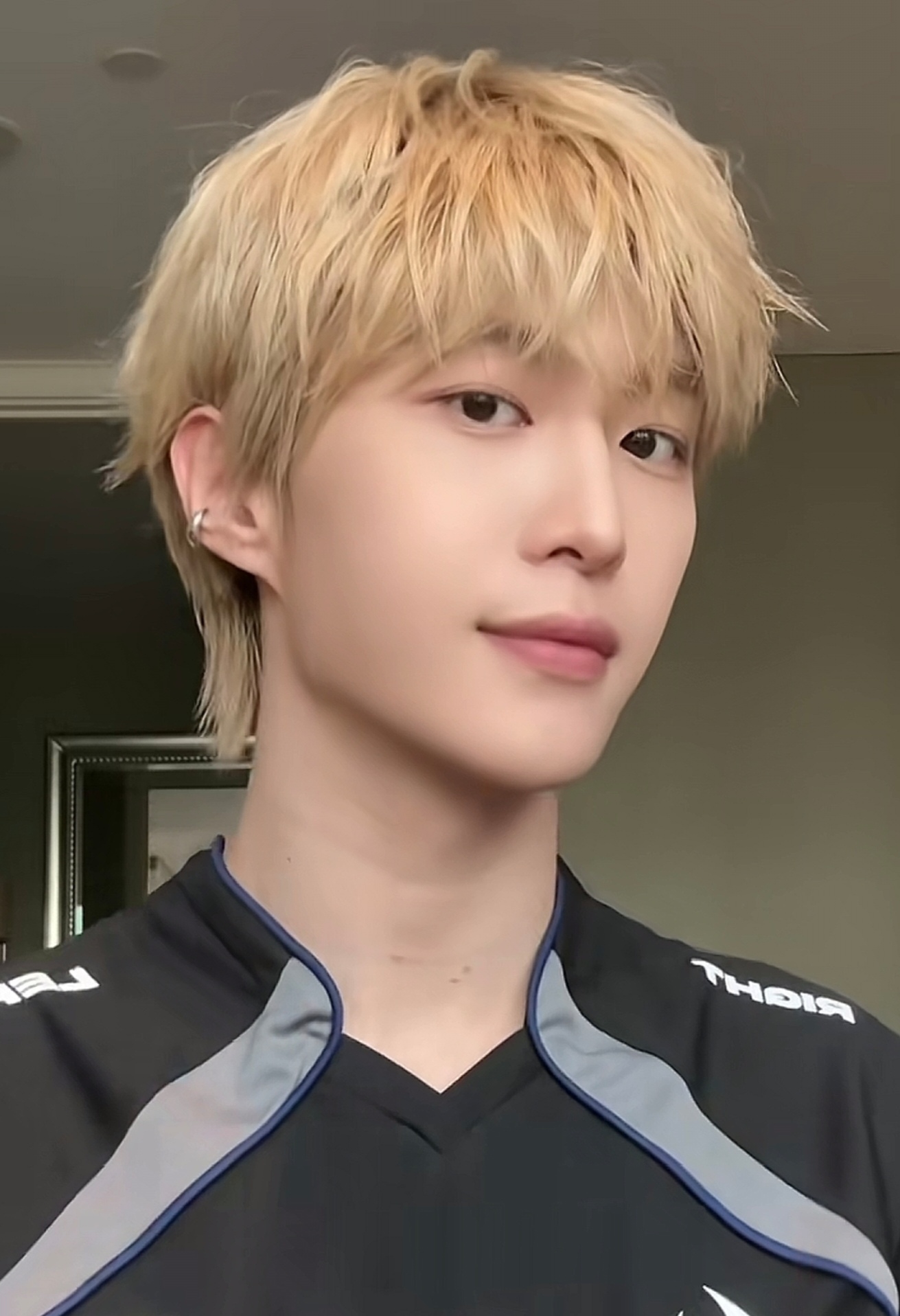 范丞丞金色发型帅气侧漏